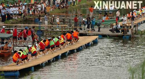 Guangxi province held the Tug of War on Water